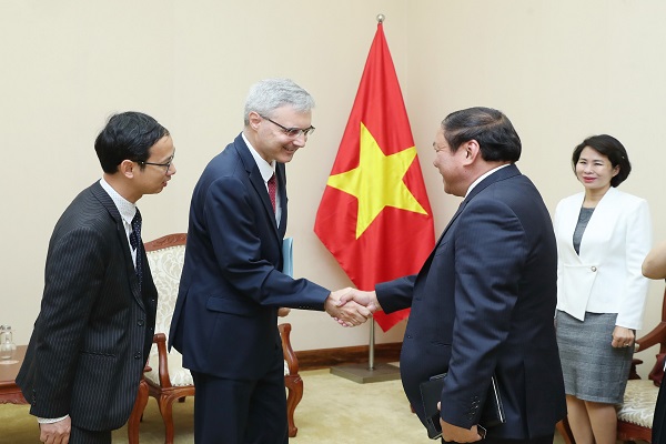 Bộ trưởng Nguyễn Văn Hùng tiếp Đại sứ Cộng hòa Pháp tại Việt Nam Nicolas Warnery